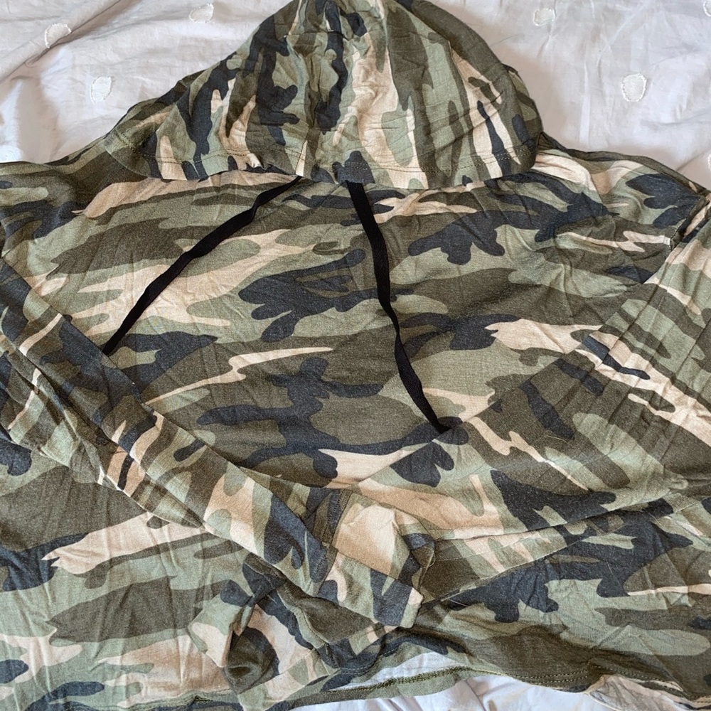Forever 21 long sleeve cropped camo